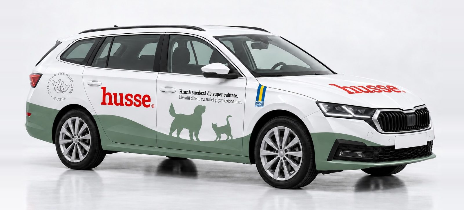 Autoturism break inscripționat cu noul colantaj Husse: val verde, câine și pisică, logo husse