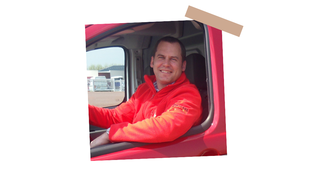Steven Hery, franchisé Husse, souriant  dans son camion logotisé Husse