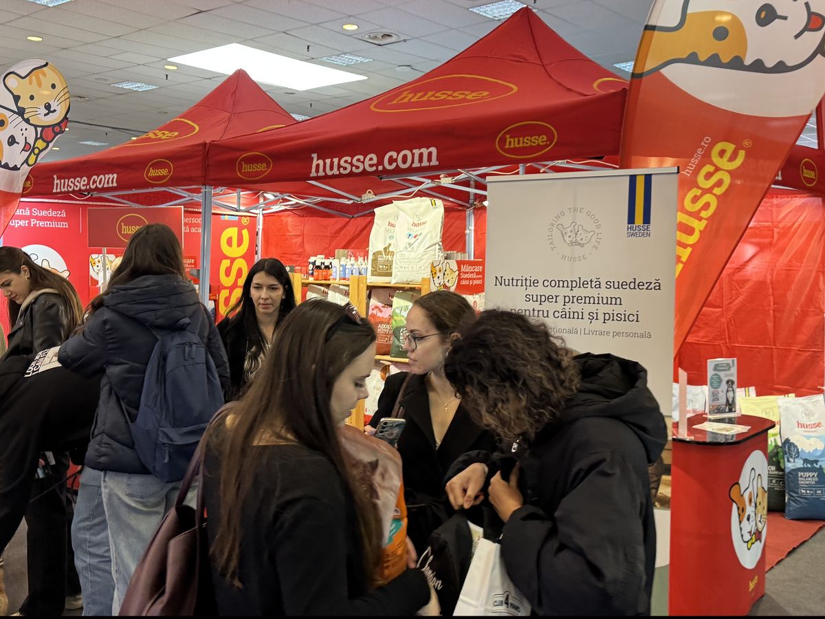 Standul Husse România la PetExpo 2026, cu vizitatori interesați de produse